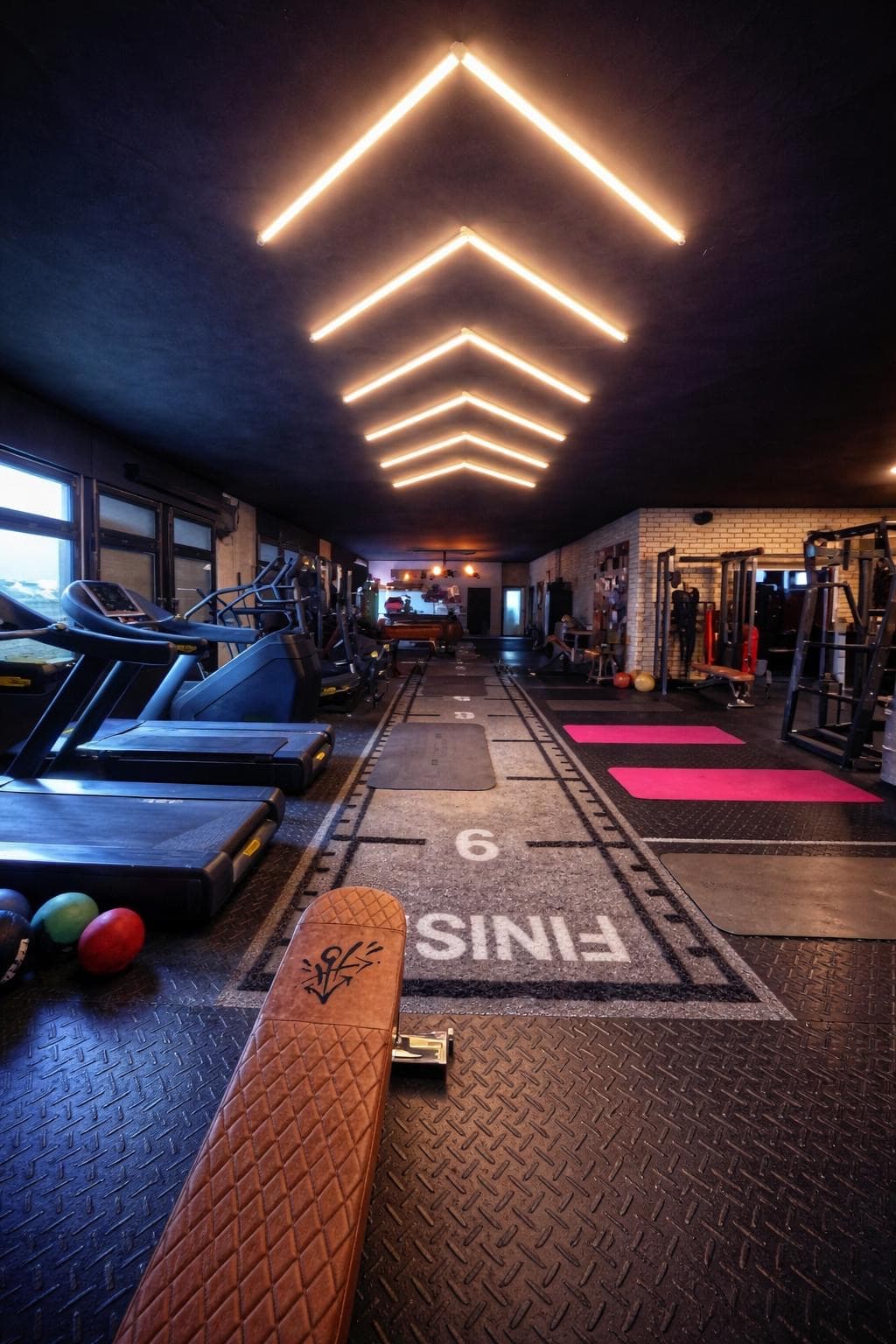 Heinssens UTC Wiesbaden — Trainingsfläche mit Finish-Linie und Logo am Boden